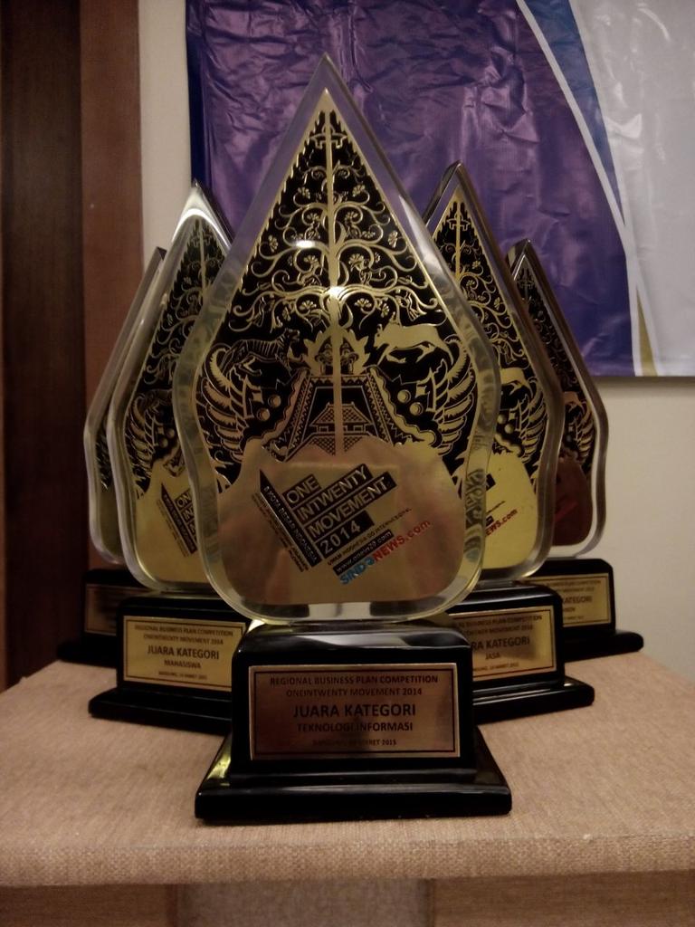 Trophy for Champion #OneInTwenty #BandungJuara #BizPlanCompetition #PitchingDay <a href="/BeSmartpreneur/">OneInTwenty Movement</a>