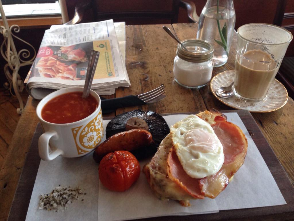 Porlt's tweet photo. “@frolickingfood: Full English served on greaseproof paper. @WeWantPlates http://t.co/hYpZQQeyH1” #accidentalpartridge