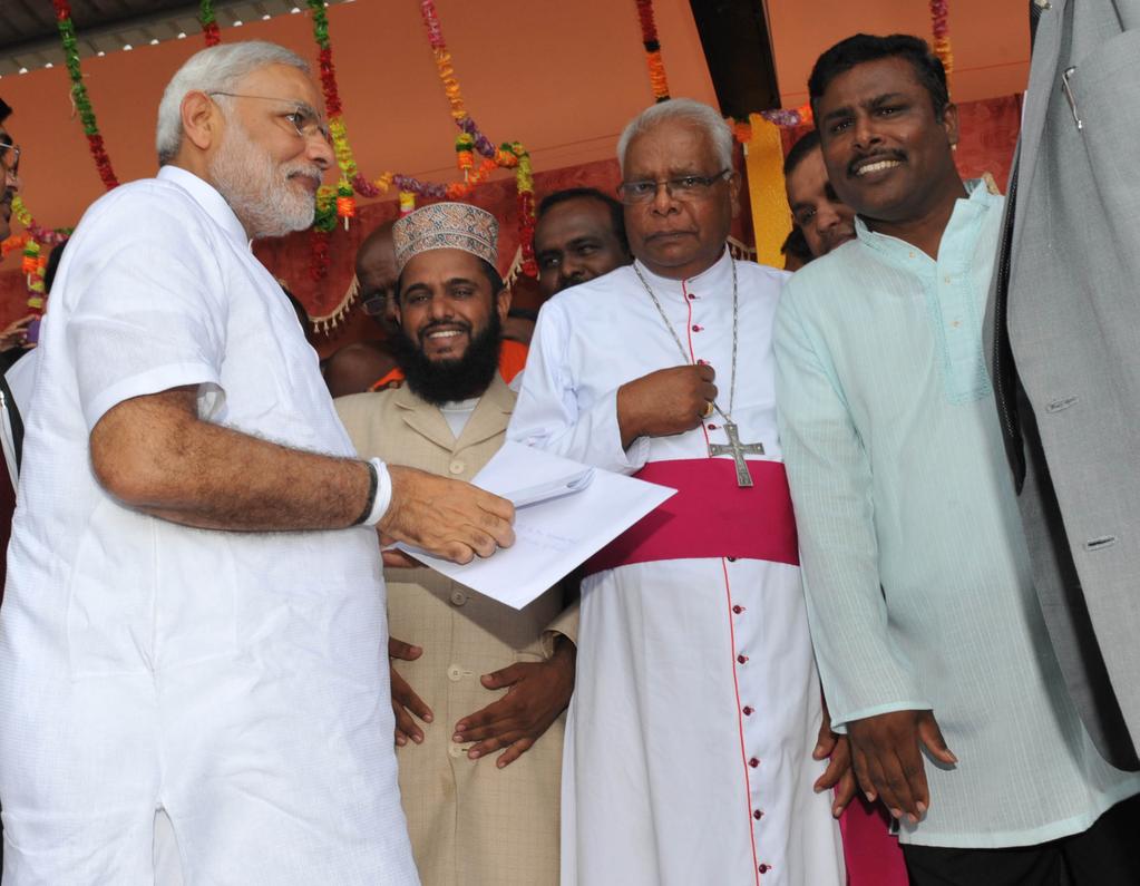 manojsirsa's tweet photo. Biggest ever Blow to #SECULARISM #3NationTour #SriLanka #Jaffna #MyPMNaMo #NarendraModi #SAARC http://t.co/Y9n8jq8BMW