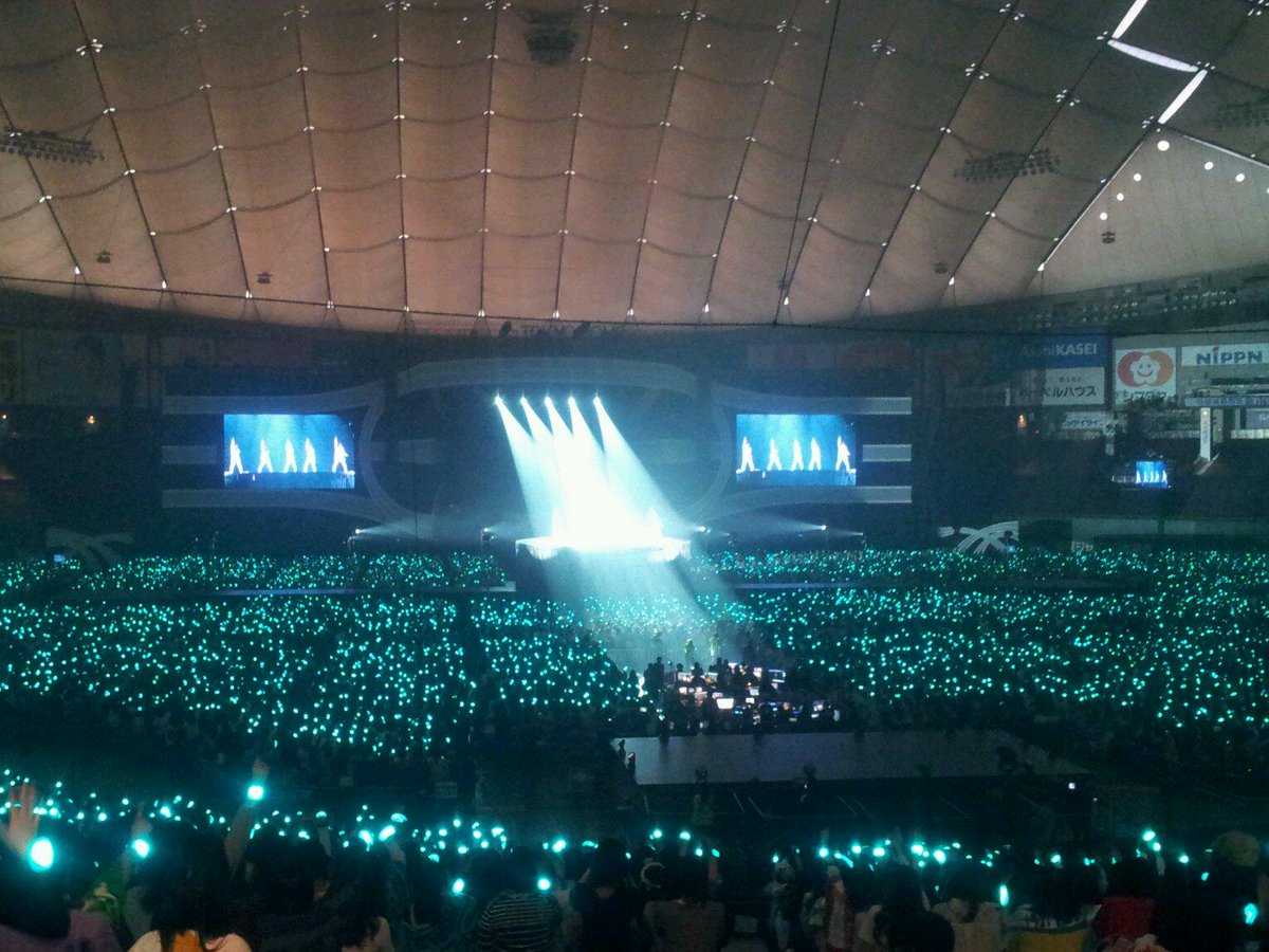 mimiuniverse's tweet photo. 5만 명의 '샤이니 월드'가 만든 장관..샤이니 도쿄돔 공연.. http://t.co/5zkUDLEVT5