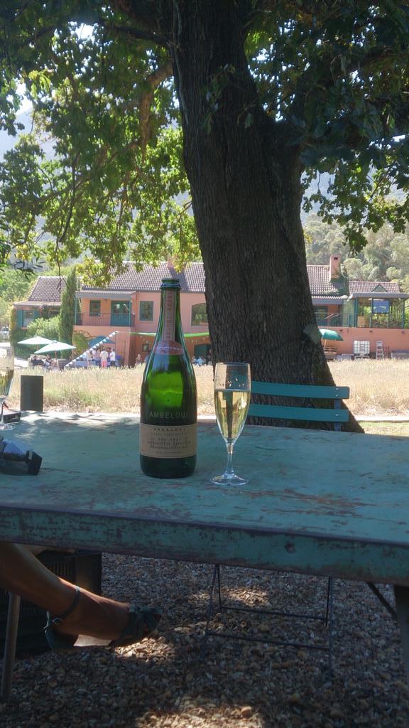 BarryLee82's tweet photo. What a lovely afternoon with @Ambeloui at their first harvest under under oak tree! http://t.co/lMqxKQkMLz