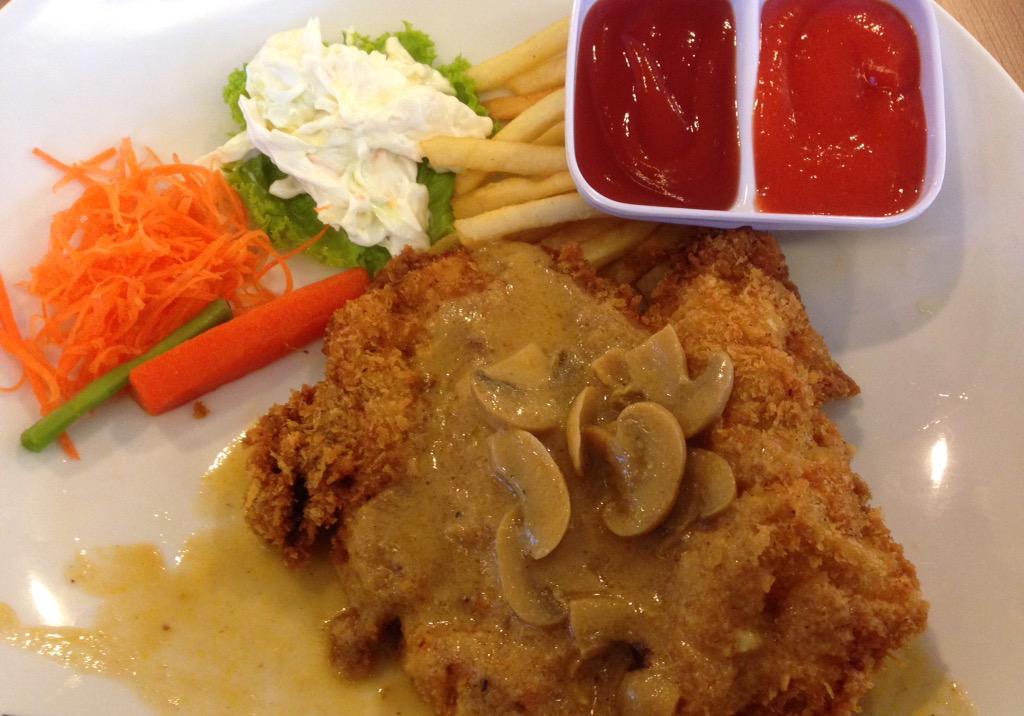 lainymummaiza's tweet photo. One of the hardest distractions for my has-just-begun-diet. omg, diet wasn't this hard svrl months ago. Lol http://t.co/lHRYm3JDyn