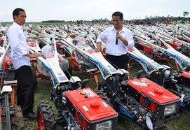 Soearaemaq's tweet photo. Deretan traktor ini disangka akan di bagi di Ponorogo, tryt cm dipamerkan u di liput media. Pak JKW anda tega sekali http://t.co/hPldoSy8jd