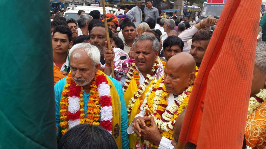 SaveYamunaRiver's tweet photo. Yatra finally begins from Barsana http://t.co/GeBIoamuOR