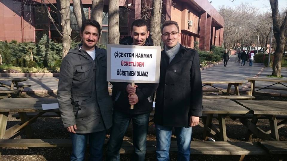 sngrnzn3342's tweet photo. öğretmenler okullarda ÜCRETMENE hayır demek için  #MuallimlerAnkarada 
http://t.co/8jf9isM1Me @ArdaTuran10line"