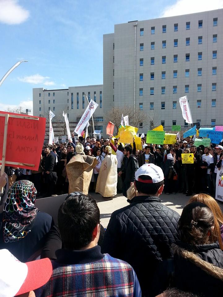 sngrnzn3342's tweet photo. öğretmenler okullarda ÜCRETMENE hayır demek için  #MuallimlerAnkarada 
http://t.co/8jf9isM1Me @ArdaTuran10line"