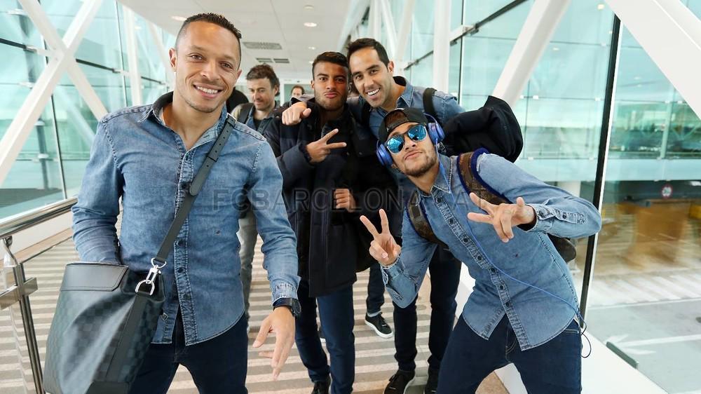 FCBarcelona_es's tweet photo. [FOTOS] La salida de los jugadores hacia Eibar, en imágenes http://t.co/RcFFNqCTSS  #FCBlive http://t.co/3MoCP8GEES