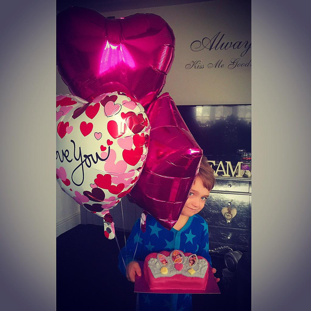 lovescouture's tweet photo. 🎉happy birthday mommy🎉awwwww!! #PricelessSurprises 💋 http://t.co/zhcOYwt6b0