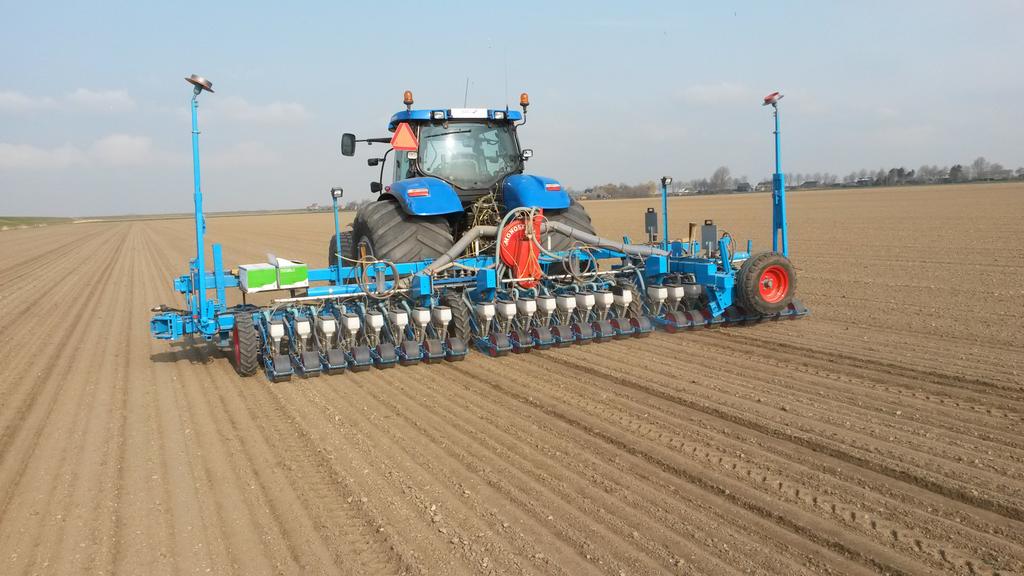 AdwinBreure's tweet photo. Uienzaaien gaat mooi @LoonbedrBreure @Monosem_Chad @Agrifoto http://t.co/I60KKPmqux