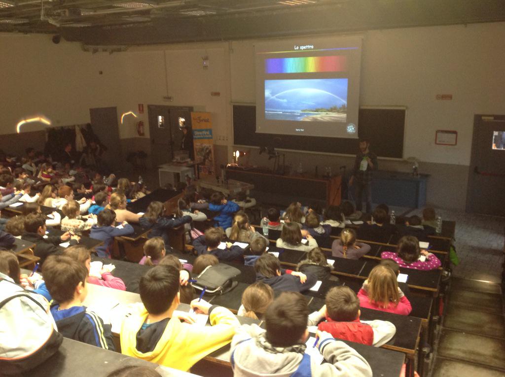polimi's tweet photo. Dal sole al laser, la Fisica raccontata ai bambini @polimi in collaborazione con #focusjr e #IITalk http://t.co/fa2iNt6C9P
