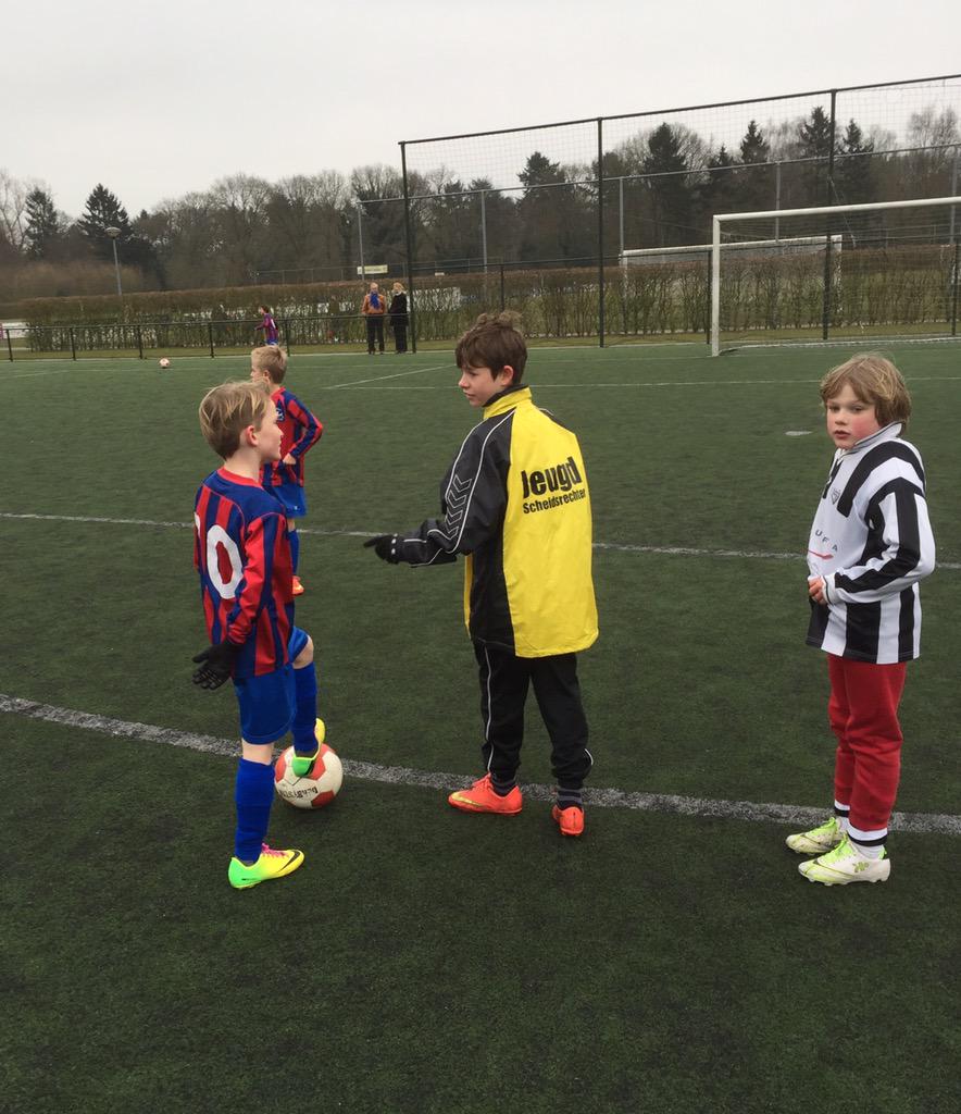 Even in de achtertuin voetbal kijken. <a href="/svLaren99/">svLaren99</a> F1 - <a href="/svdevecht/">sv De Vecht</a> F1.