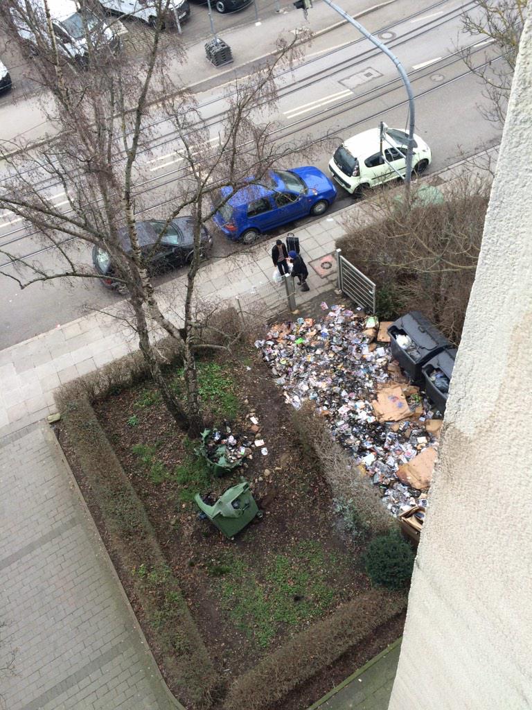 MarioDiBenedet6's tweet photo. Nochmal hat es bei uns die Mülltonne verbrannt. Friedhofstrasse @stuttgarttweets #mülltonne #feuerwehr #stuttgartnord http://t.co/onSAcQiAo2