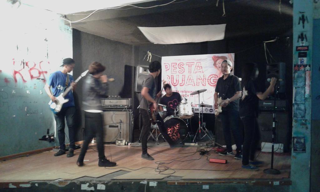 <a href="/ELZARofficial/">ELZAR!</a> on stage now