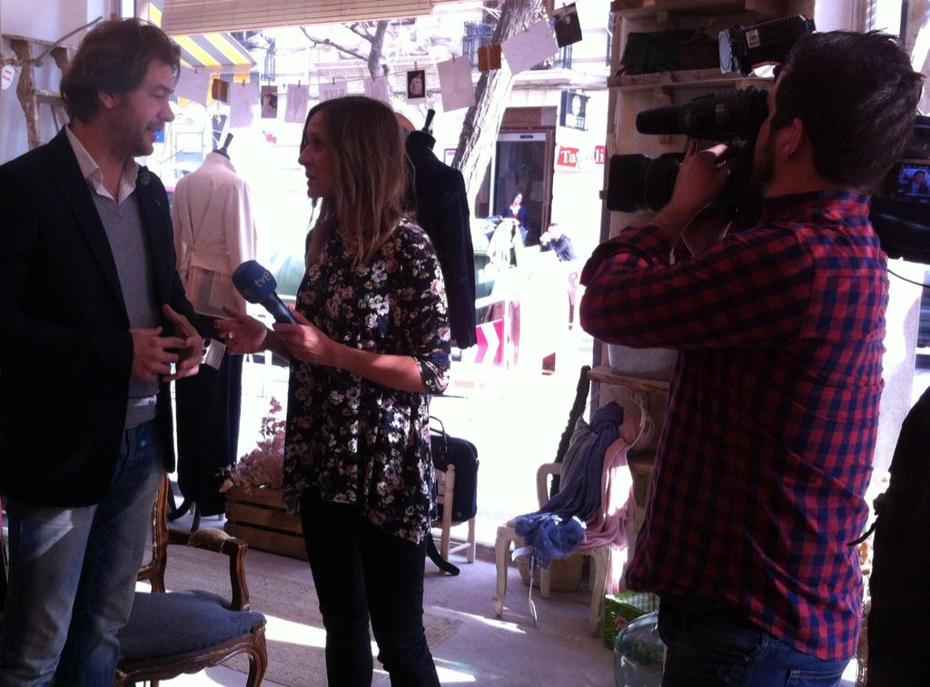 abadcasanova's tweet photo. Un placer colaborar con el fantástico equipo de @La1_tve !! http://t.co/xWeMlnS5hG