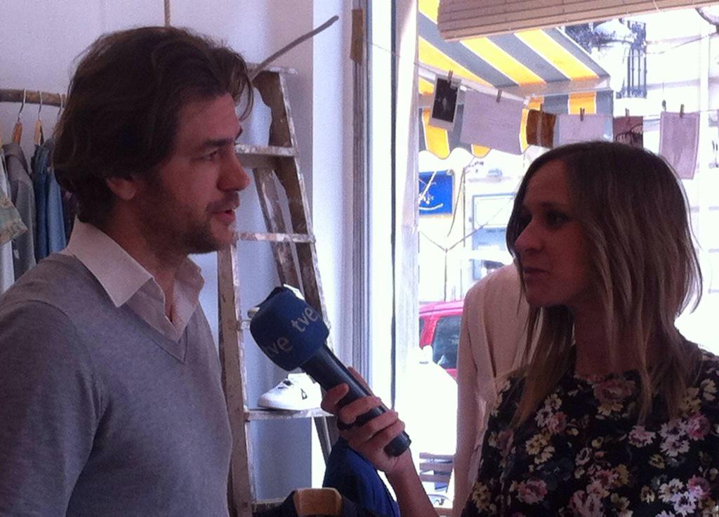 abadcasanova's tweet photo. Un placer colaborar con el fantástico equipo de @La1_tve !! http://t.co/xWeMlnS5hG