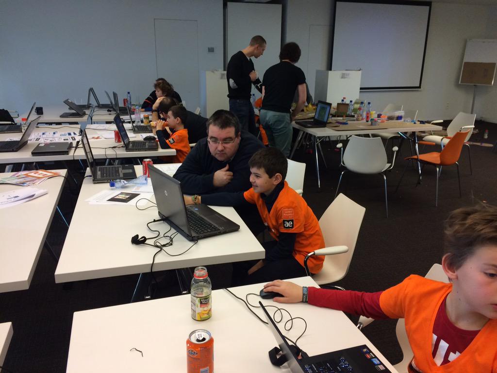 guelinckx's tweet image. Super sfeer op onze #aecodecamp!
#makeymakey #scratch