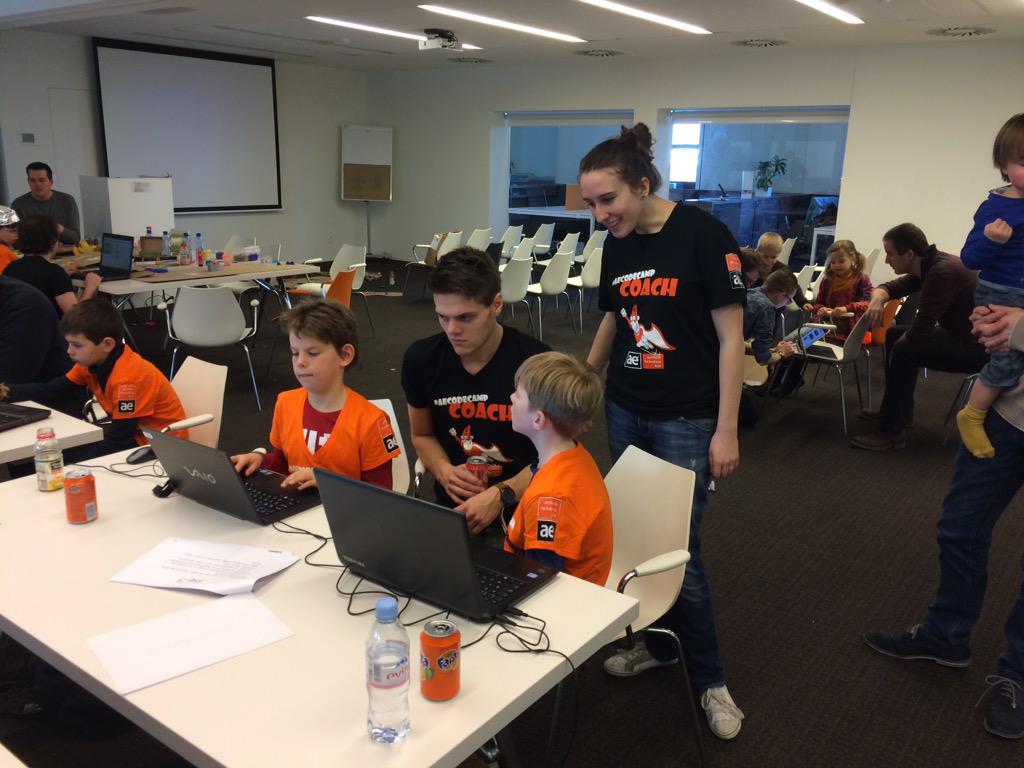 guelinckx's tweet image. Super sfeer op onze #aecodecamp!
#makeymakey #scratch