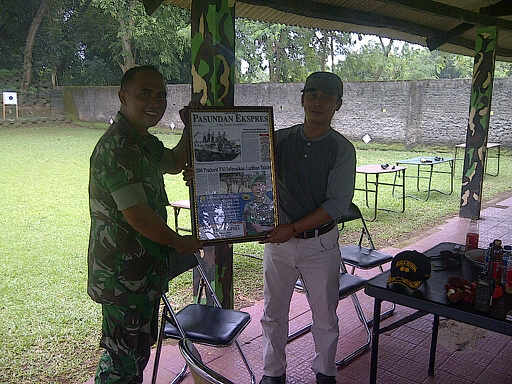 fauzi75's tweet photo. Kemitraan TNI AD Yonif 312 KalaHitam Mayor Inf @aaokiaa dg media. http://t.co/DVtgK66z0f  @Puspen_TNI @infojawabarat http://t.co/DkUTX0XA5L