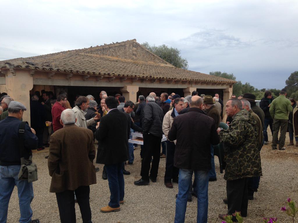Catalina Soler (@solercatalina) on Twitter photo Avui trobada amb les societats de caçadors de Mallorca amb <a href="/MariaSalomColl/">María Salom Coll</a> <a href="/governinsular/">Peggy Petty</a> <a href="/fede_balcaza/">Balear de caza</a> #bonafeina Avui trobada amb les societats de caçadors de Mallorca amb <a href="/MariaSalomColl/">María Salom Coll</a> <a href="/governinsular/">Peggy Petty</a> <a href="/fede_balcaza/">Balear de caza</a> #bonafeina