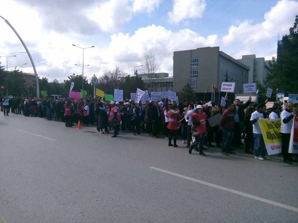 #MuallimlerAnkarada 81 ilden 40 bin için düştük yollara  <a href="/KanalD/">Kanal D</a> <a href="/atvcomtr/">atv</a> <a href="/startv/">STAR TV</a> <a href="/ntv/">NTV</a> <a href="/cnnturkcom/">CNN Türk</a> @KanalAHbr  zdff"