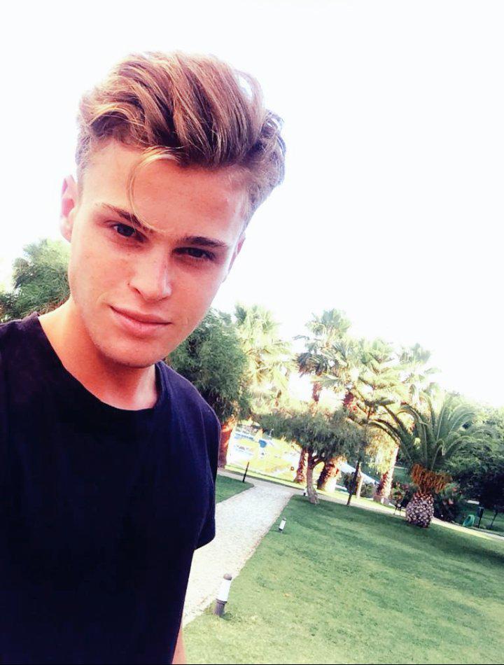 BBrave_Spain's tweet photo. 34 PHOTOS
34 RT
34 VOTES. #VoteBBbrave #KCΑ 18/34 http://t.co/1mvk1EUNXG