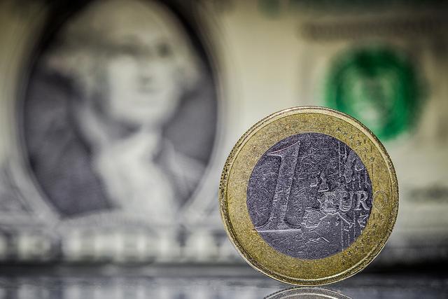 Forex: euro vicino alla parità con il dollaro