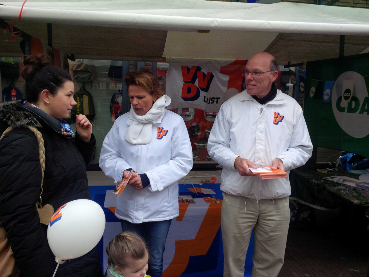Kandidaten Provinciale Staten en Waterschap AGV Petra van Hartskamp en Evert de Jong aan het flyeren #vvdhoudtkoers