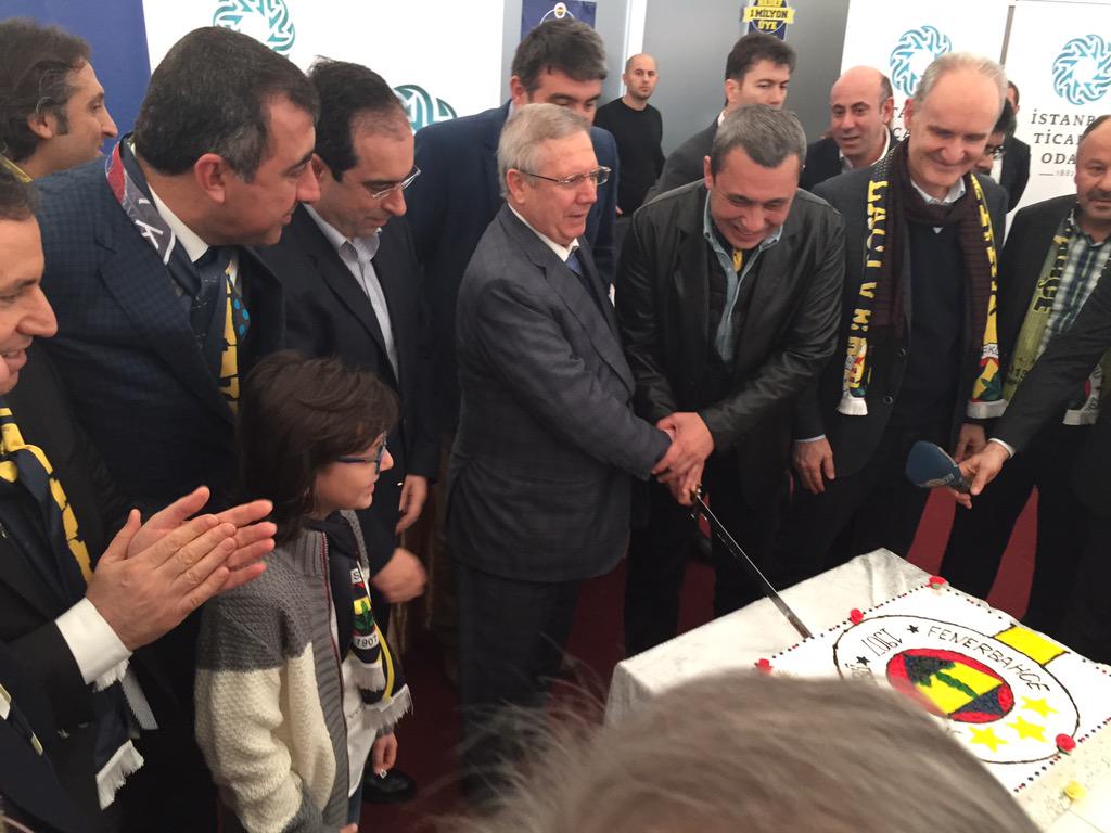 ferhanademhan's tweet photo. Hedef bir milyon üye İstanbul ticaret odası ve fenerbahçe spor kulub antlaşma toplantısında pastayı kestik http://t.co/mvHzdfleIL