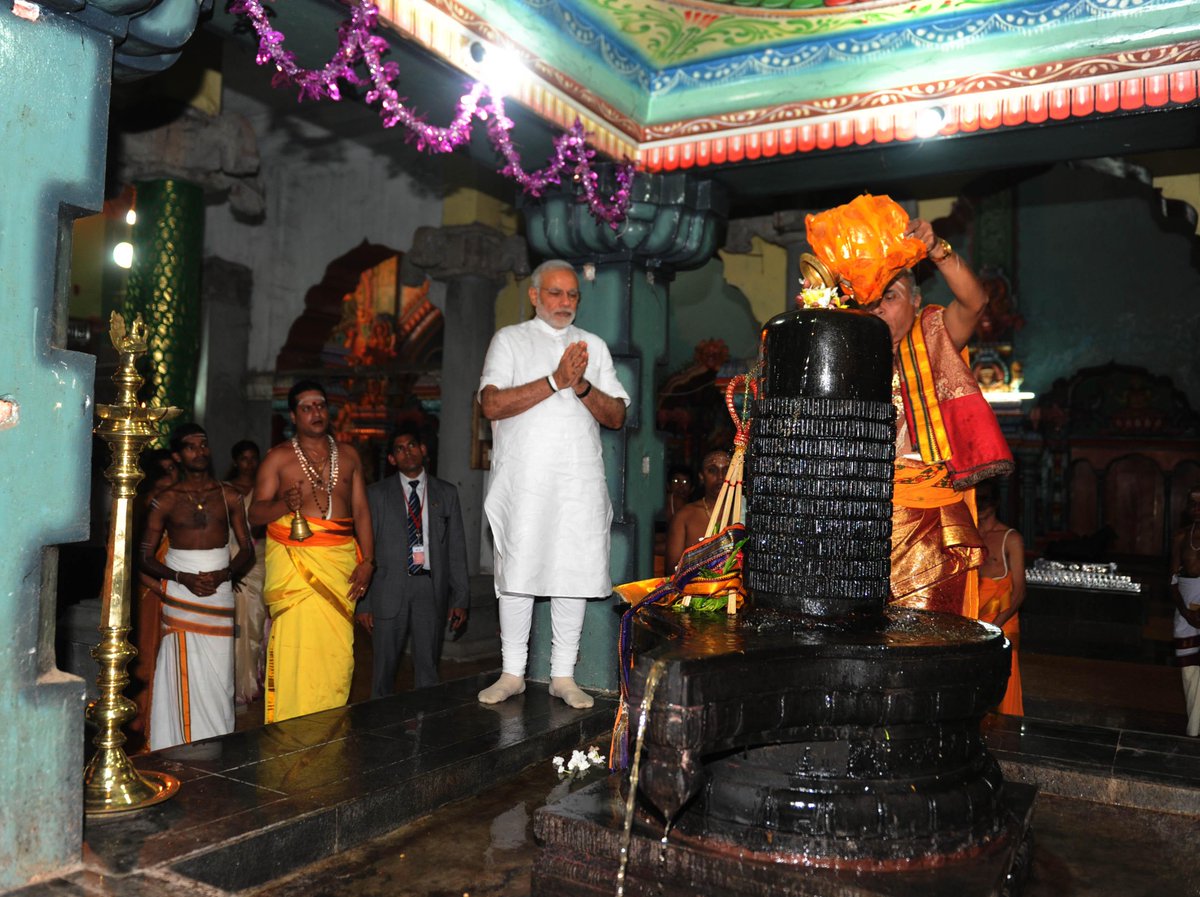 manojsirsa's tweet photo. PM Shri .@NarendraModi offers prayers at the Naguleswaram Temple, Jaffna, #SriLanka http://t.co/Jduw7KMoCq #3NationTour #SriLanka