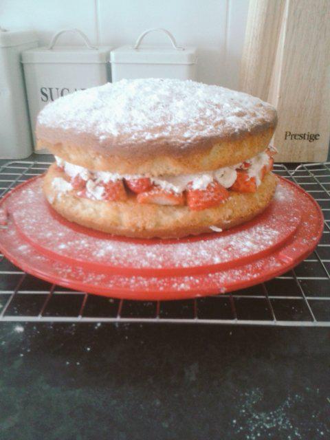 hannahkk20's tweet photo. Fresh cream and strawberry Victoria sponge #afternoontea #foodporn #domesticday http://t.co/16hbpuf607