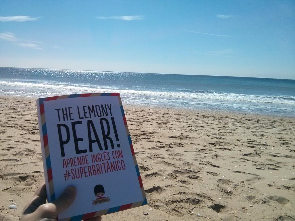 jagserrano's tweet photo. Studying English at the beach! #superbritánico http://t.co/3PfxI2YRwL