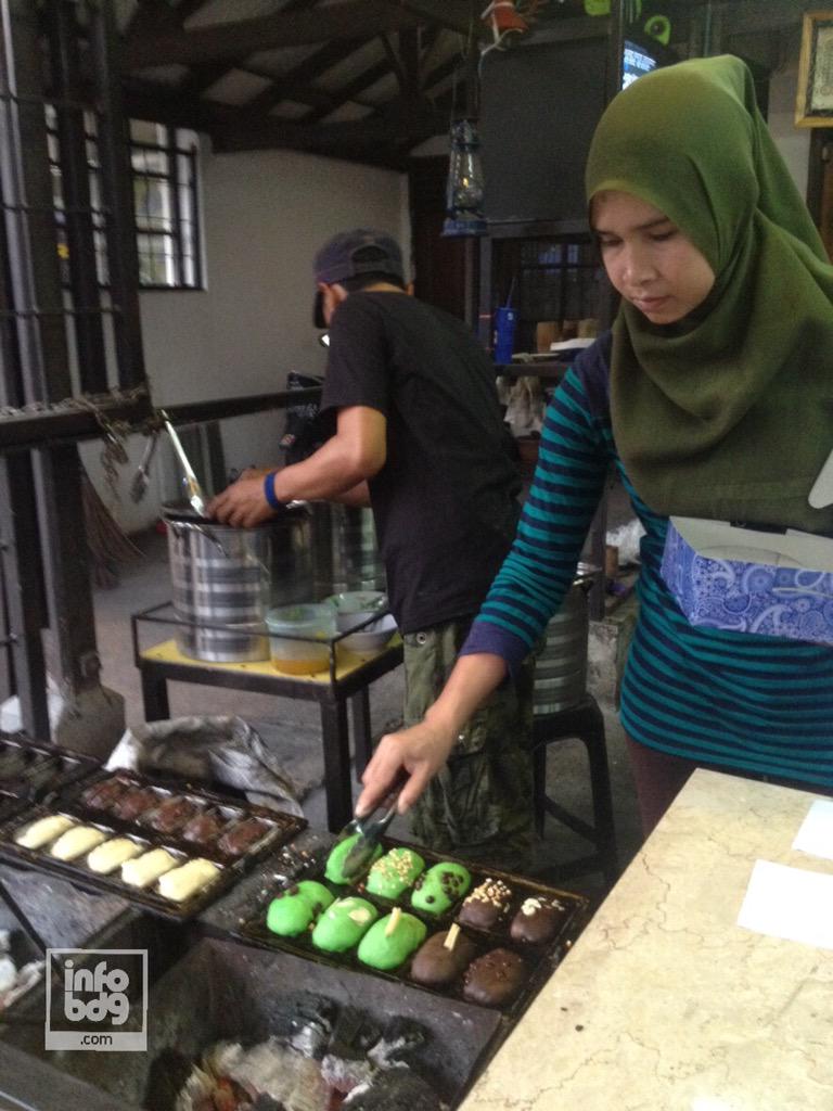 infobdg's tweet photo. Kuliner khas Sunda "Kue Balok" dengan variasi rasa. Raosna juara. Harga cuman Rp. 2.000. Mangga Cobian #kulinerBDG http://t.co/z3RVZ620Xa