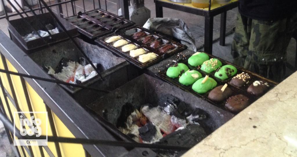 Kuliner khas Sunda "Kue Balok" dengan variasi rasa. Raosna juara. Harga cuman Rp. 2.000. Mangga Cobian #kulinerBDG