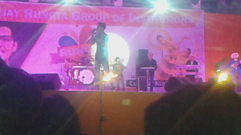 Darshians's tweet photo. @DarshanRavalDZ Few Pics from the Bhilai Concert yesterday and so Sorry as they blurred 😞 http://t.co/Ad3xYRTDUL