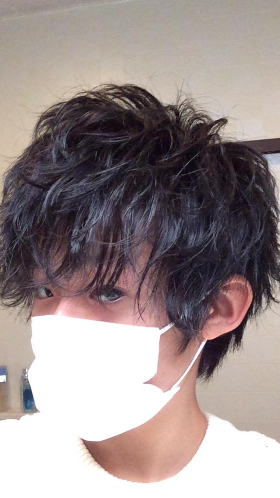 高塩貴史 美容系マーケッター スパイラルパーマ風クロスバング 前髪を少しクロスさせてます 全体の毛先にコテで外ハネいれて ポイントでスパイラルをいれてます スパイラルは多めで ワックスはデューサー6馴染ませた後グリースを最後に馴染ませて