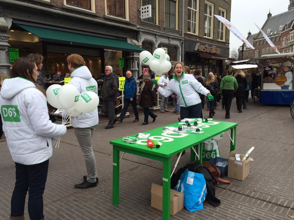 Laatste dag op de markt voor de verkiezingen, met goodies, flyers en een wethouder! #nuvooruit #PS2015 #D66