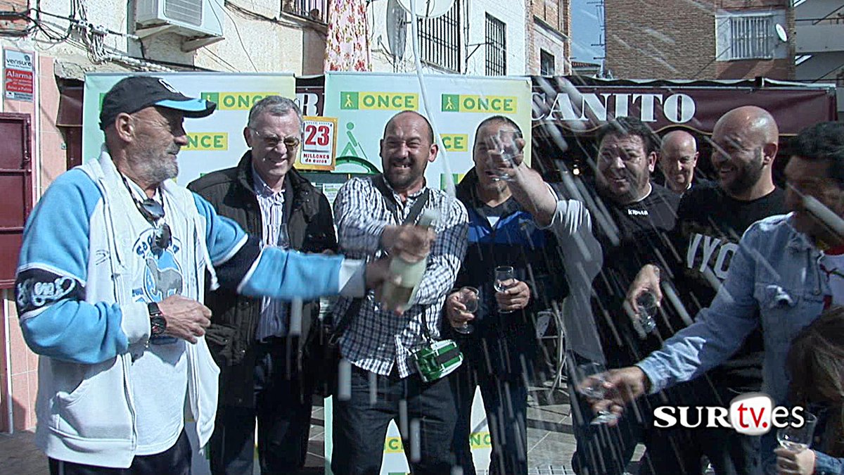 DiarioSUR's tweet photo. #Málaga | @ONCE_oficial reparte 9,3  millones en La Palmilla: "Aquí hace falta que toque". http://t.co/v7Q5bVQDkP http://t.co/LJvuOX9SO0