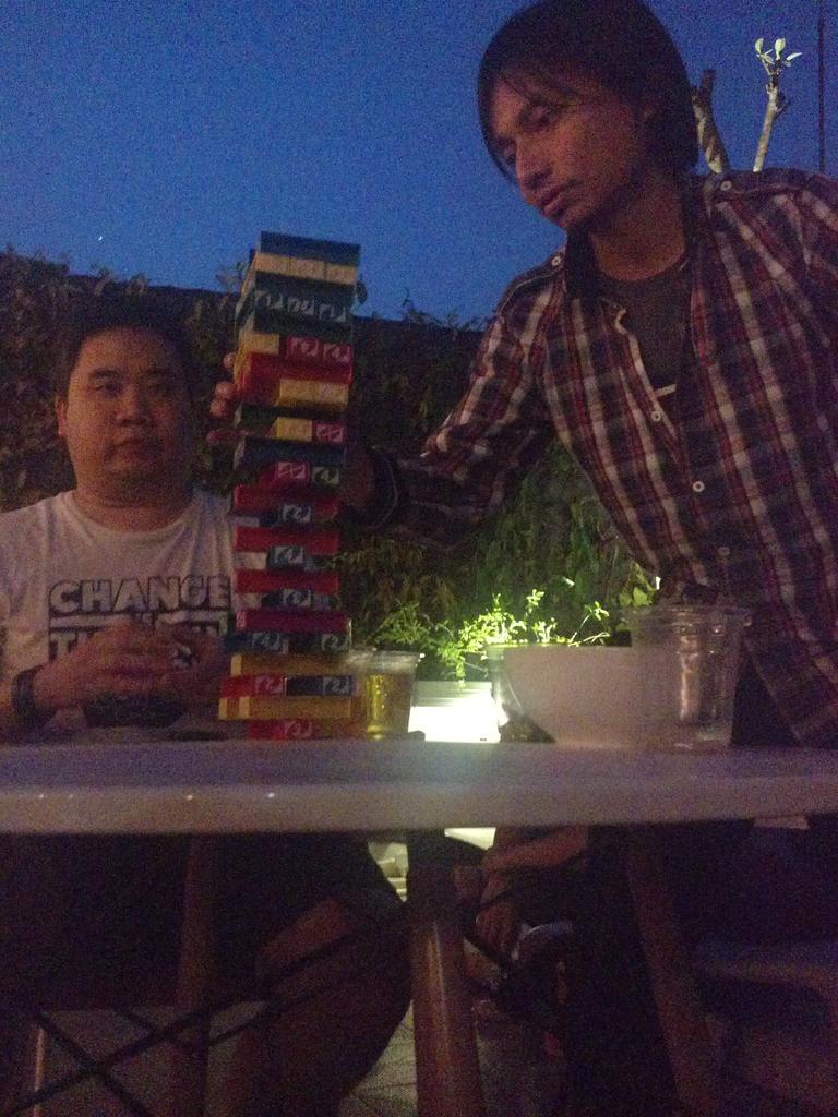 malesbanget's tweet photo. Wah, ada @BoySuryaPakar &amp; @TetenMenhetten lagi main UNO Stacko di #MBDCHouseParty! http://t.co/xsKOZV3TyG