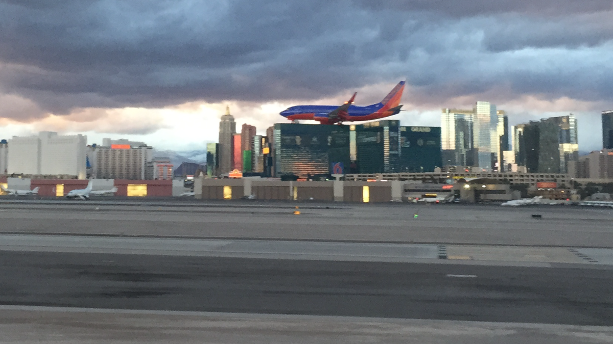 MattHall39's tweet photo. Plane landing onto of the @MGMGrand taken from our limo arriving @CityOfLasVegas #splitsecondtiming http://t.co/F8pATOkJiZ