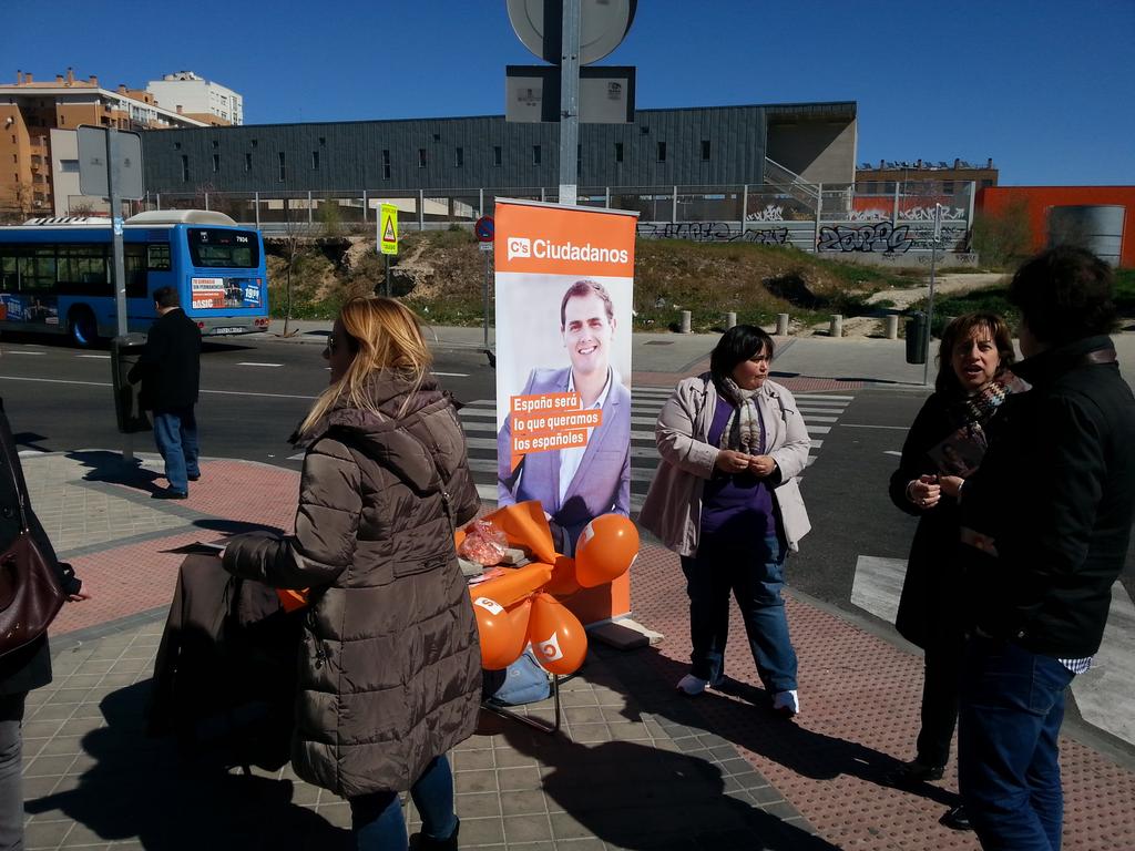 vsanmcs's tweet photo. #CsVicalvaro Dando a conocer a @CsMadridCiudad en Estación Puerta de Arganda/Vicálvaro @CiudadanosCs @todoVicalvaro http://t.co/FJ31cbpQv3