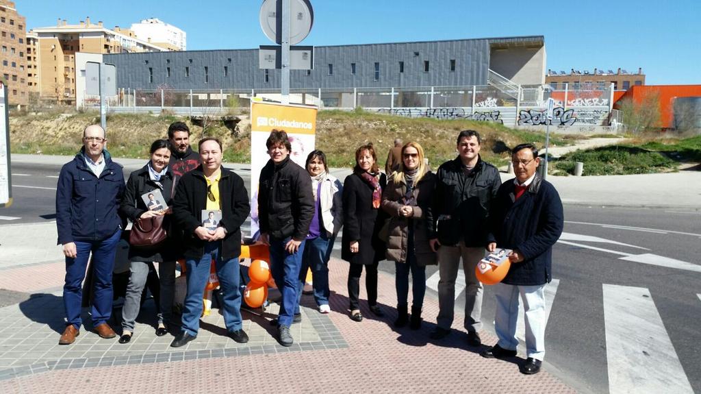 vsanmcs's tweet photo. #CsVicalvaro Dando a conocer a @CsMadridCiudad en Estación Puerta de Arganda/Vicálvaro @CiudadanosCs @todoVicalvaro http://t.co/FJ31cbpQv3