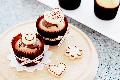 "Evening my lady~♥ <a href="/RielsaMurasaki/">R¡elsα 🍀</a>,Happy White day ya~nih ada coklat dariku!" ucapnya seraya memberikan coklat