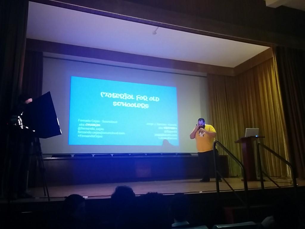 pedro_g_s's tweet photo. #androidSAL15 with @flipper83 from @goKarumi talking about #materialdesign #androiddev http://t.co/txibQ80BZu
