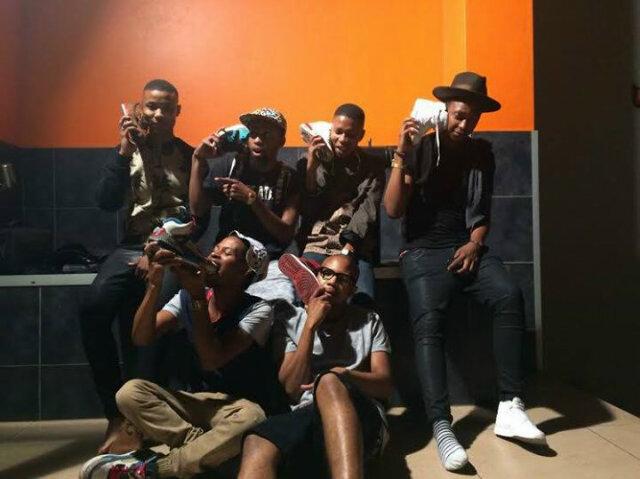 infernoWilliams's tweet photo. ShhhpppprrracK!!! S/O to the @ArtlifersZA Family. Dese brothers jus repped hard #GrimeTown #90styleicons http://t.co/MXHZxDpqaU