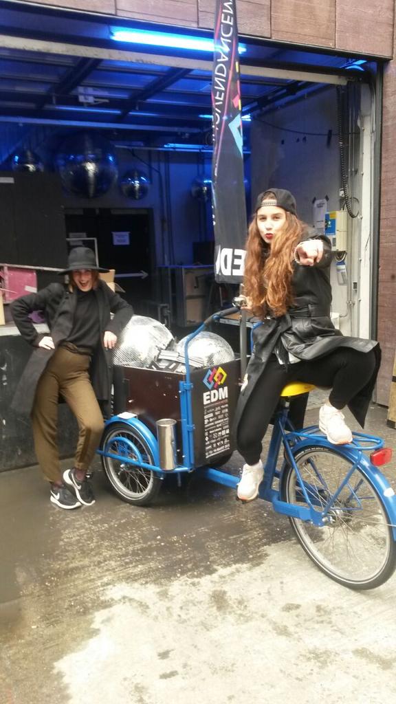 EDM040's tweet photo. Heb jij onze promo chicks  al gespot in de binnenstad van #Eindhoven ? #EDM #promo http://t.co/RGZZhs8akS