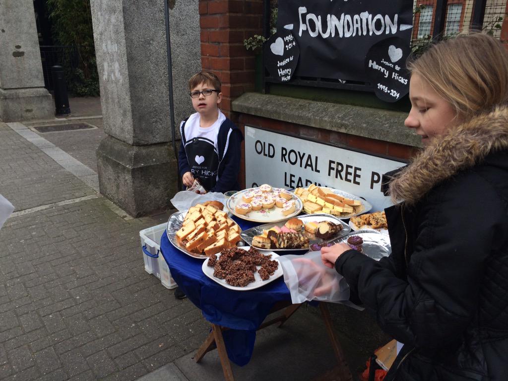 Just met these 2 amazing children selling home made cakes to raise funds for <a href="/HenryHicksFDN/">HenryHicksFoundation</a>. Islington cares! #iwill
