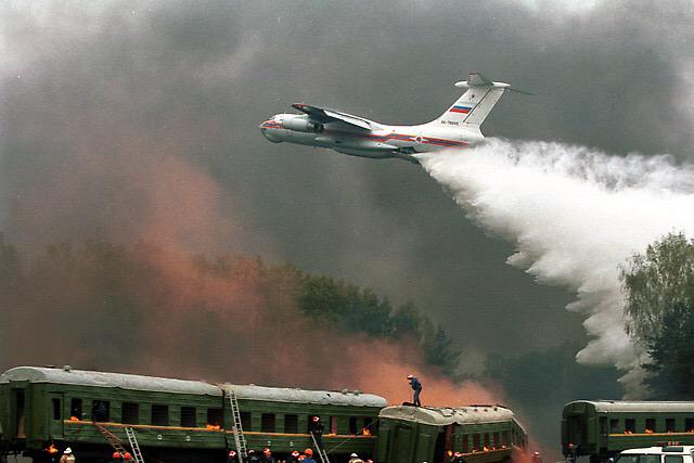 Первый советский пожарный самолет. Самолёт ил-76 МЧС. Ил76 самолёт пожарный ил. Ил 76 пожарный. Ил-76 тушение.
