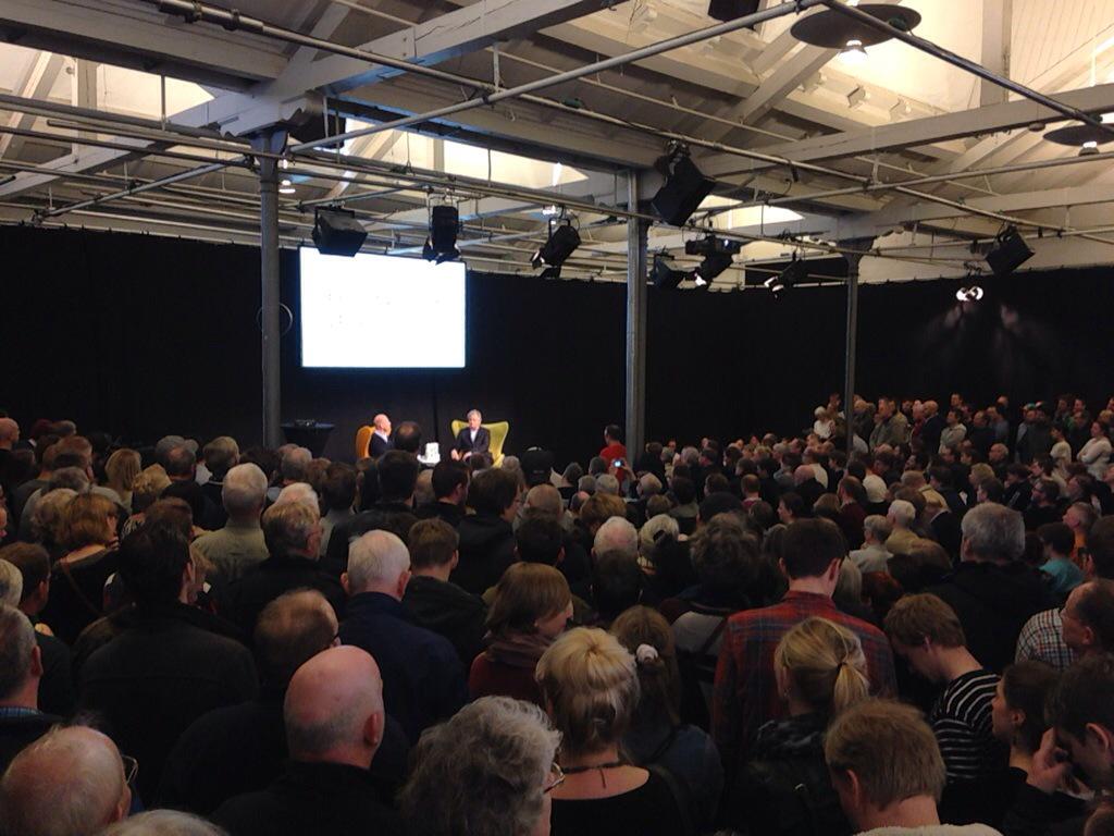 Historiskedage's tweet photo. Der er rimeligt mange mennesker som gerne vil høre @AntonyBeevor på #rødscene #HistoriskeDage http://t.co/E1qDRmXaMY