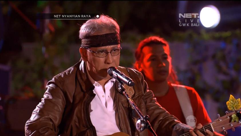 mdtvindonesia's tweet photo. NOW - @iwanfals ft Iwan, Grace, Dibya, Dessy menyanyikan lagu 'Dibawah Tiang Bendera' #NET_NyanyianRaya http://t.co/I4mqvWjuQ2
