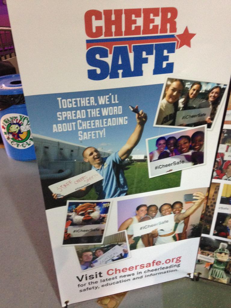 RoyalBlunk's tweet photo. when your selfie game is so on point they put you on a Promo stand #selfiegamestrong #icheersafe http://t.co/MlHtJUEsbt